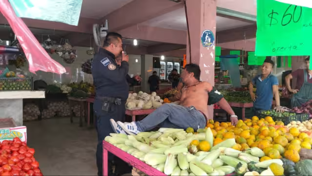 Amarran a presunto deudor en frutería del Centro.
