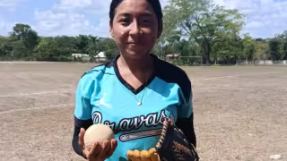 Bravas elimina a Novatas y avanza a la final del softbol femenil