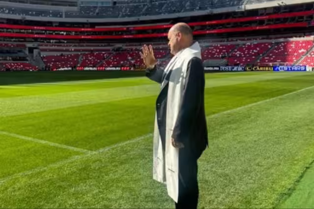 Obispo bendice el Estadio Azteca previo al partido reinaugural