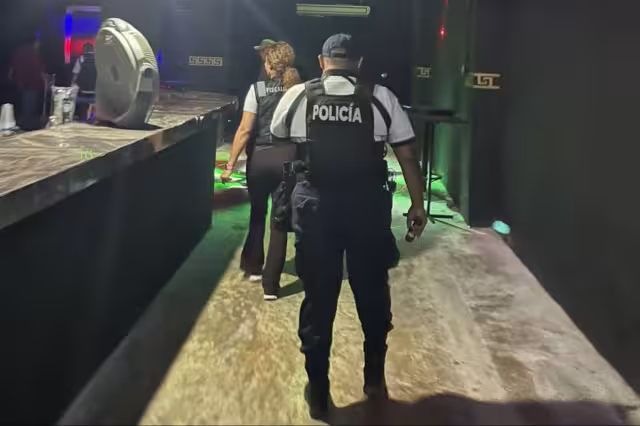 Autoridades realizaron operativos en bares de Playa del Carmen para verificar horarios de funcionamiento y reforzar la seguridad en la zona turística