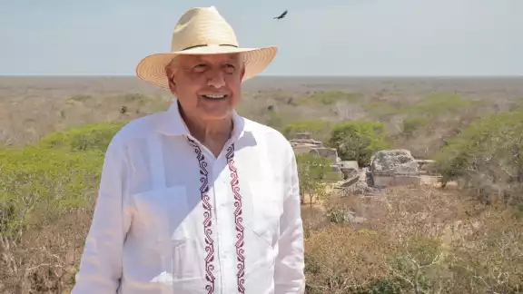 AMLO recibe el cariño de la gente en medio de su último Grito de Independencia