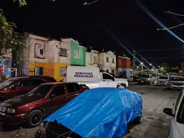 La zona fue asegurada para evitar el paso de transeúntes mientras peritos realizaban la inspección