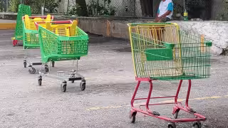 ¡Apartan lugares con carritos! Denuncian cobro para estacionarse en Aurrera de Campeche