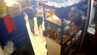 De acuerdo con los testigos, el par de presuntos ladrones huyó a bordo de bicicletas