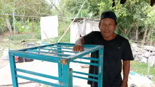 Tras un accidente, Pascual Estrella obtiene el sustento familiar mediante el reciclaje de tarimas