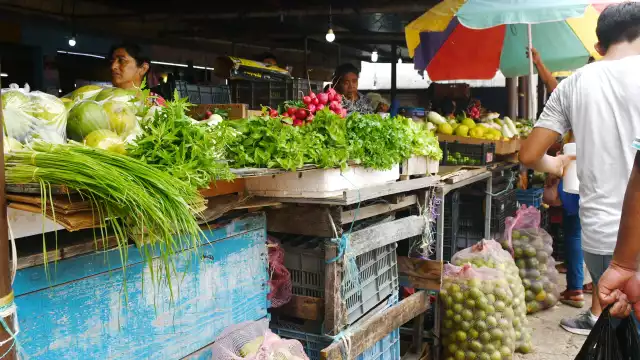 Comerciantes del mercado principal piden a la gente consumir local y apoyar a los vendedores locales.