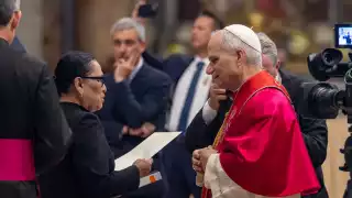 Rosa Icela Rodríguez entrega invitación al Papa León XIV para visitar México