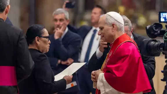 La Secretaria de Gobernación le entregó oficialmente una invitación al Papa León XVI para visitar México