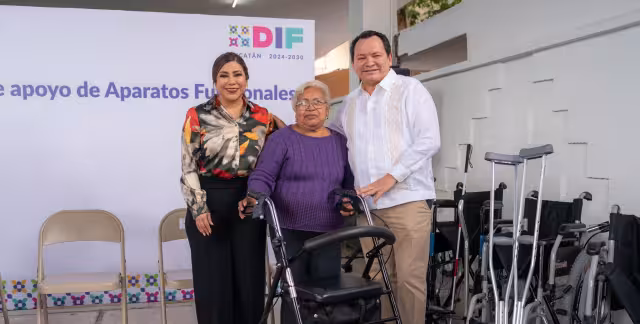 Joaquín Díaz Mena y su esposa hicieron la entrega de los aparatos