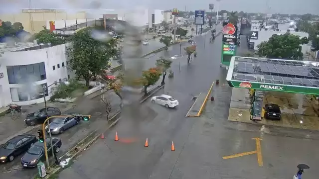 En redes sociales varios usuarios denunciaron que el agua “subió con ganas” en los fraccionamientos Las Américas, Altabrisa y Yucalpetén, incluso en las avenidas.