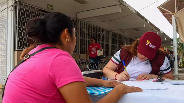 Continúa la entrega de tarjetas Bienestar para la Beca Rita Cetina