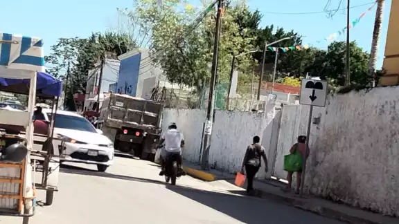 Los individuos insisten en entrar a las casas, ofrecen veladoras milagrosas y limpias. Los individuos insisten en entrar a las casas, ofrecen veladoras milagrosas y limpias.
