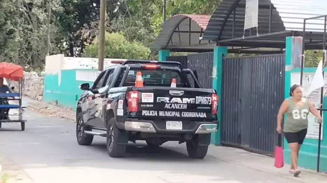 Al plantel llegaron elementos de la Policía Municipal en Acanceh