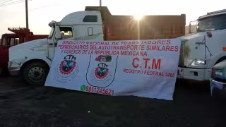 Transportistas bloquean banco de material en la carretera Champotón-Campeche
