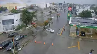 En redes sociales varios usuarios denunciaron que el agua “subió con ganas” en los fraccionamientos Las Américas, Altabrisa y Yucalpetén, incluso en las avenidas.
