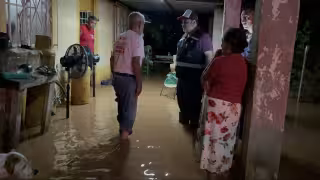 Inundaciones incomunican vialidades y afectan a decenas de familias