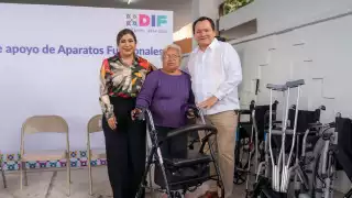 Joaquín Díaz Mena y su esposa hicieron la entrega de los aparatos