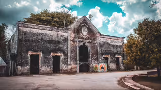 La Ex Hacienda Hobomó resiste entre la maleza.