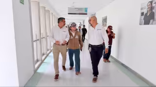 Olor a gas desató la evacuación del Hospital O'Horán de Mérida; Protección Civil y Bomberos realizan operativo