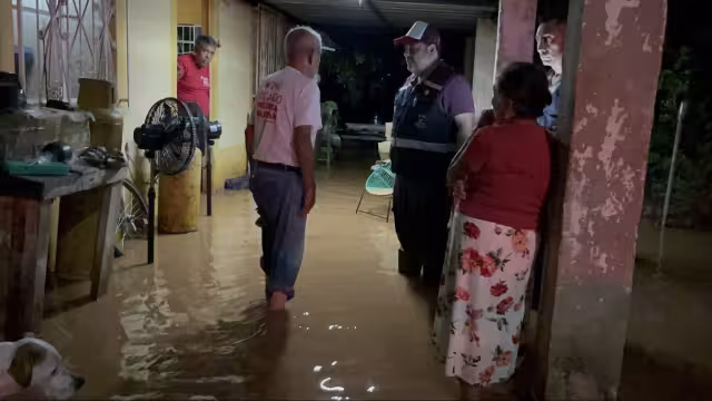Inundaciones incomunican vialidades y afectan a decenas de familias