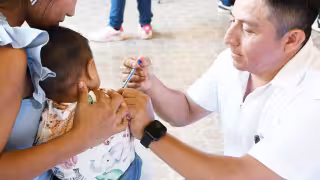 Pediatras de Yucatán llaman a proteger a bebés con vacuna temprana contra el sarampión