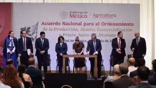 Presidenta Sheinbaum firma acuerdo con productores de jitomate para garantizar precio justo y abasto