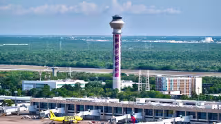Quintana Roo activa apoyo a turistas tras salida de Spirit Airlines; instalan módulos en Cancún