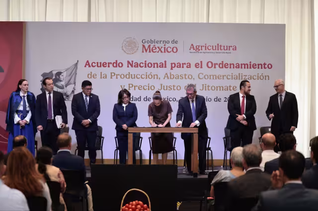 La mandataria encabezó la firma del acuerdo en Ciudad de México.