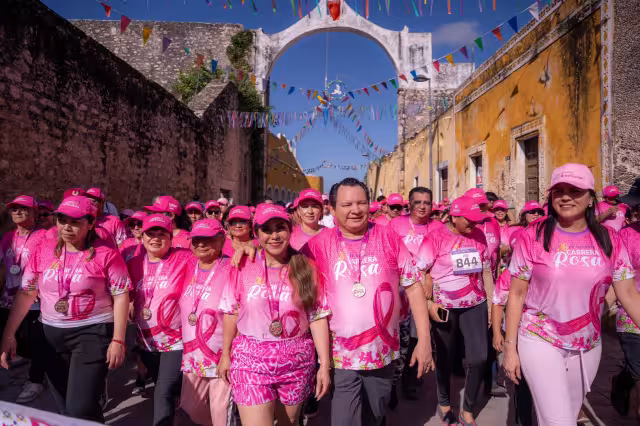 La carrera rosa se realizó en el Pueblo Mágico de Izamal