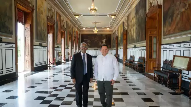 Joaquín Díaz Mena recibió en el Palacio de Gobierno al embajador de Singapur en México, Gerald Singham