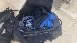 “Me la entregaron abierta y mojada": Pasajero denuncia daños en su equipaje en el aeropuerto de Cancún