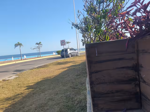Según su testimonio, un hombre en una camioneta la siguió de forma sospechosa y regresó a esperarla en un estacionamiento.