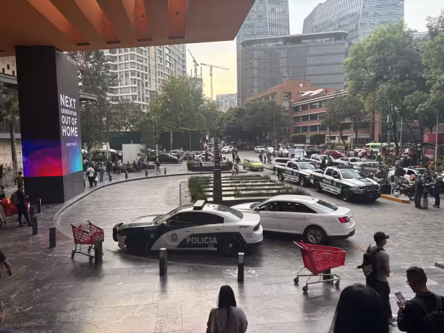 Una balacera en la Plaza Miyana de Polanco dejó una persona muerta y provocó una movilización policiaca