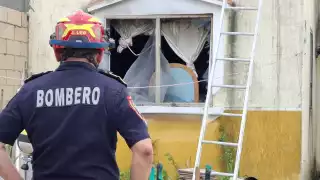Rescatan a un hombre y su perro del incendio de su casa en Mérida
