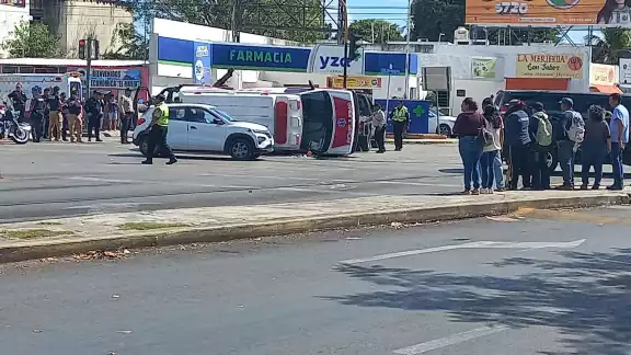 Una de las ambulancias volcó sobre la avenida Itzáes de Mérida Una de las ambulancias volcó sobre la avenida Itzáes de Mérida