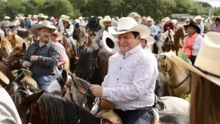 Joaquín Díaz Mena encabeza cabalgata por los 50 años de la Feria Yucatán Xmatkuil