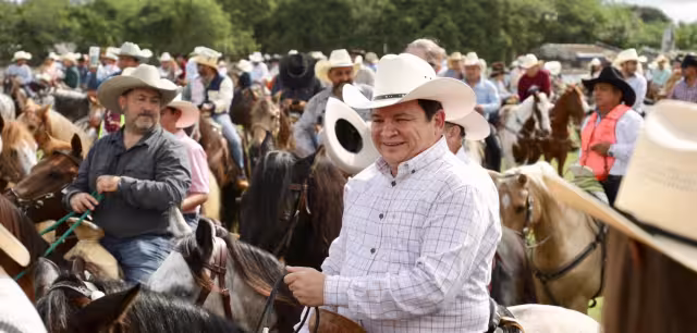 El gobernador Joaquín Díaz Mena formó parte de la cabalgata