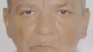 Viste camisa naranja, bermuda azul cielo, tenis azul marino y cubre bocas blanco