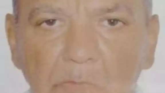 Viste camisa naranja, bermuda azul cielo, tenis azul marino y cubre bocas blanco