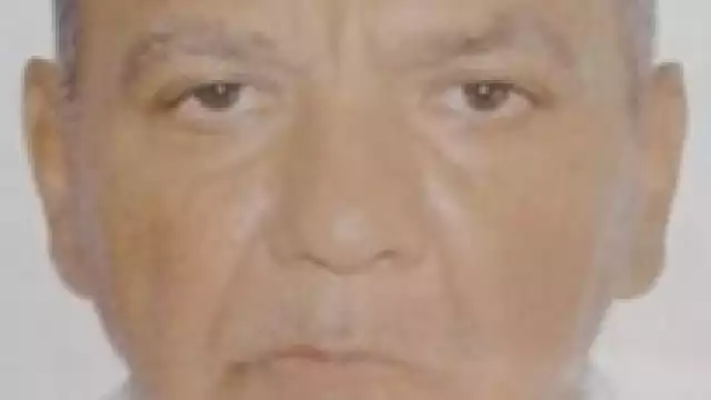 Viste camisa naranja, bermuda azul cielo, tenis azul marino y cubre bocas blanco