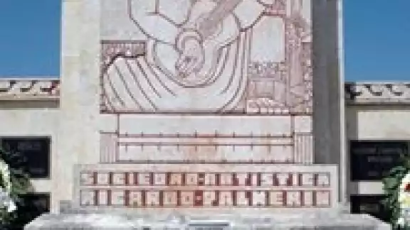 La lápida representa a una mujer maya interpretando con su guitarra las obras de los más reconocidos compositores yucatecos