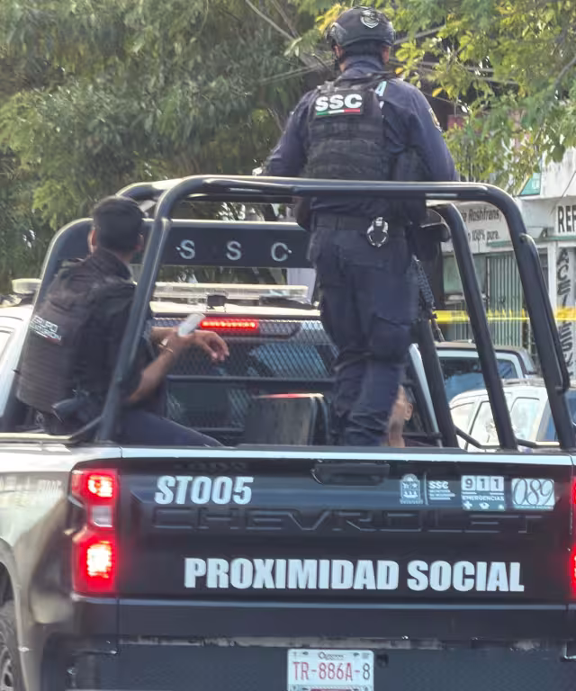 Detienen a dos hombres con más de 250 dosis de droga durante operativo en Cancún