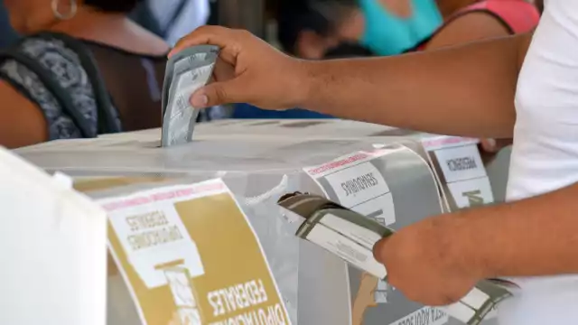 De acuerdo con el procedimiento, una vez que se emiten los sufragios anticipados se guardan las boletas en sobres sellados