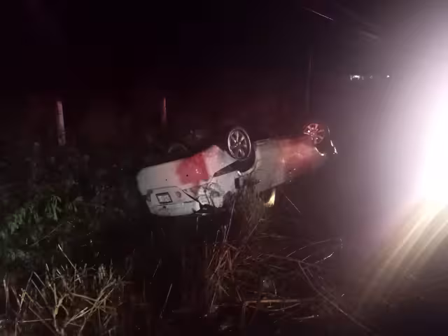 Vehículo blanco volcó en carretera federal Champotón-Campeche.