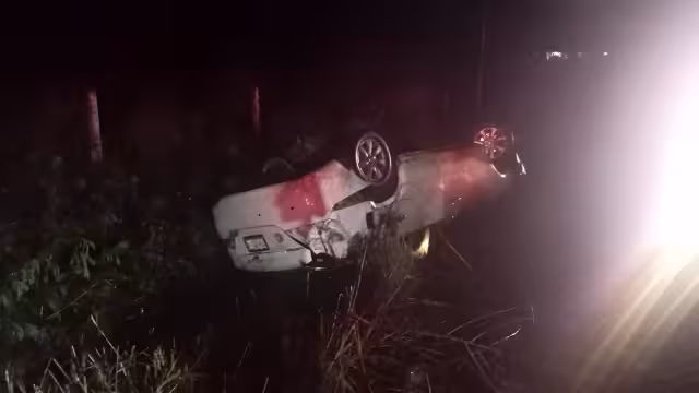 Vehículo blanco volcó en carretera federal Champotón-Campeche.