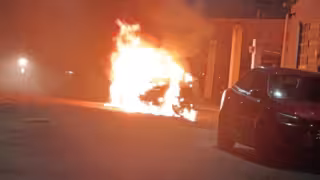 Incendian vehículo con bombas molotov en Campeche; autoridades investigan ataque