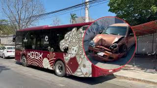 Ignora alto y provoca carambola en Campeche; camión Ko'ox queda involucrado