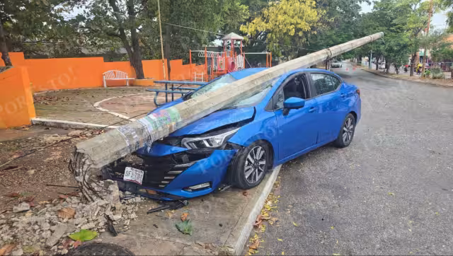 Mujer choca contra poste de la CFE y abandona el vehículo en Campeche