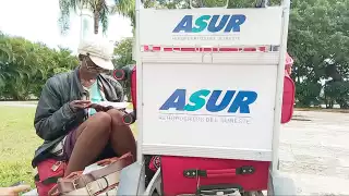 Debido a que no está involucrada en algo ilegal, puede permanecer en la terminal aérea y el municipio