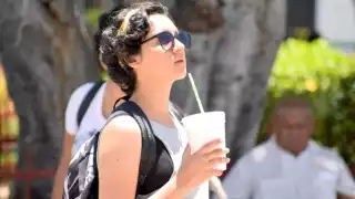 Recomiendan mantenerse hidratados y no exponerse al sol